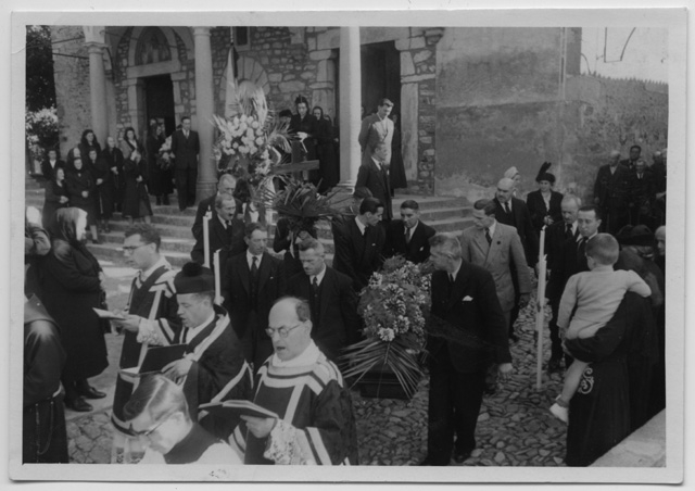 Partenza del corteo funebre di Pietro Antonini dalla chiesa di Santo Stefano