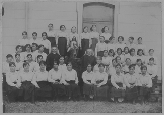 Alunne del Collegio Santa Maria di Bellinzona in posa