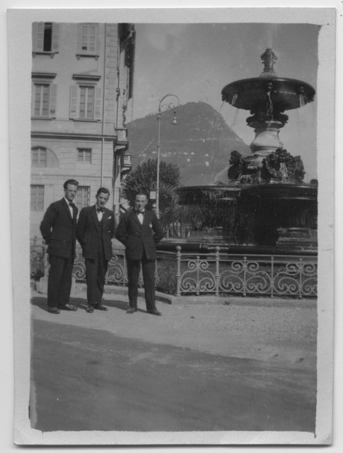 Tre uomini in piazza Rezzonico a Lugano