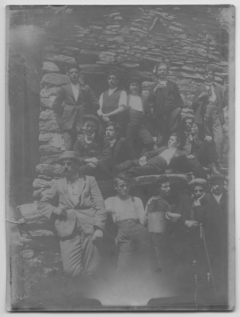 Gruppo di uomini e ragazzi davanti alla capanna Camoghè (?)