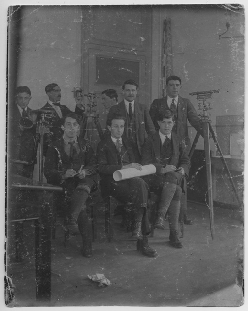 Ritratto di allievi della scuola di capomastri in un'aula