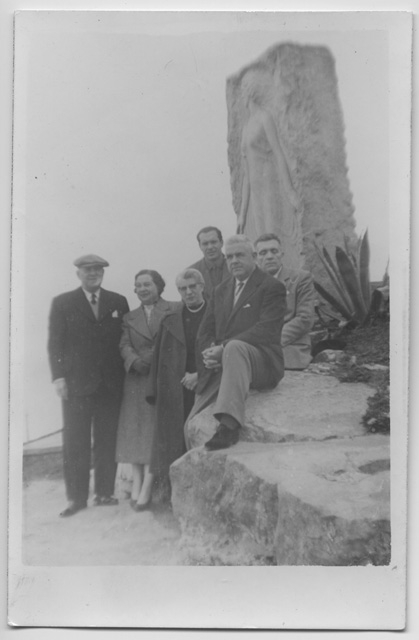 Famiglia Antonini davanti al monumento dedicato ad Alfonsina Storni a Mar del Plata