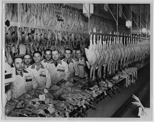 Interno di una polleria a San Francisco con lavoratori