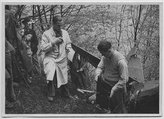 Gruppo di persone attorno all'aereo precipitato a Bogno
