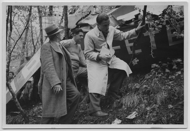 Gruppo di persone attorno all'aereo precipitato a Bogno