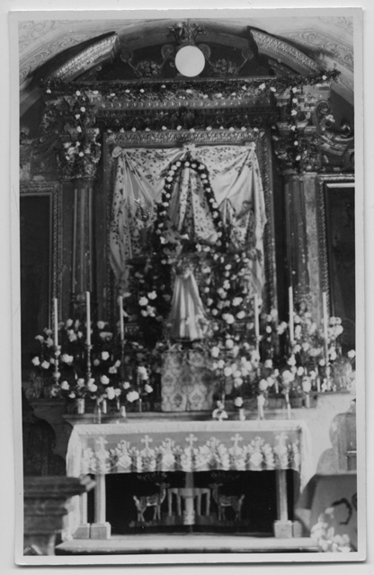 Altare della chiesa dei Santi Pietro e Paolo a Colla addobbato