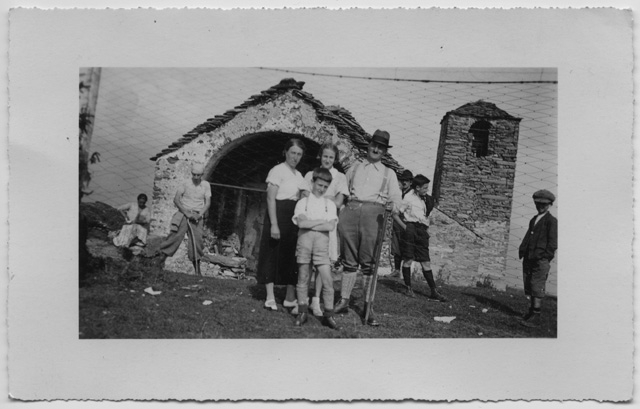 Gruppo sul monte San Lucio davanti alla chiesa