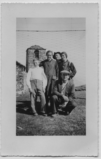 Gruppo in posa sul monte San Lucio davanti alla chiesa
