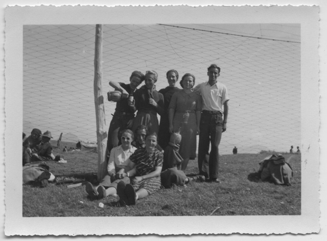 Gruppo in posa sul monte San Lucio in occasione della festa annuale
