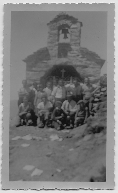 Gruppo davanti alla cappella sopra Cimadera sul sentiero per il Pairolo