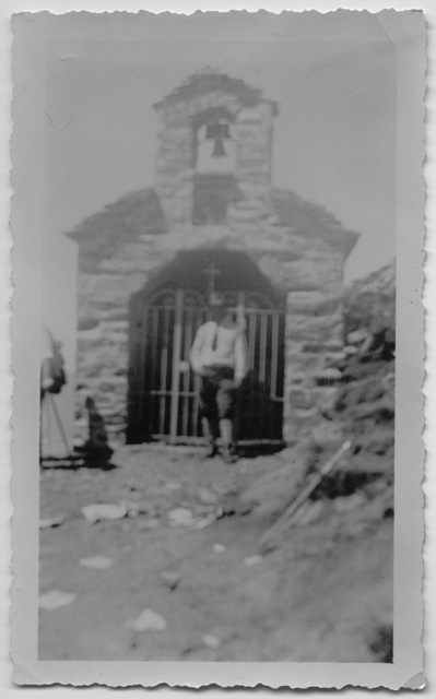 Uomo in posa davanti alla cappella sopra Cimadera sul sentiero per il Pairolo