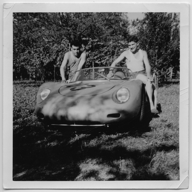 Franco Dolci e Tarcisio Fumasoli davanti all'auto di Silvio Moser