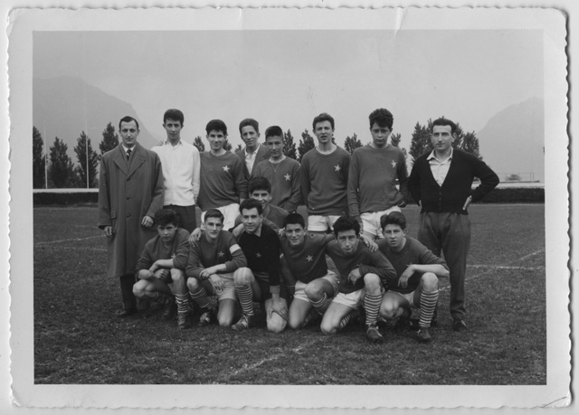 Squadra di allievi A del Football Club Stella Capriasca in posa
