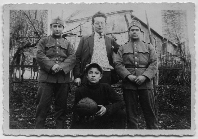 Quattro uomini in posa davanti alla chiesa di Sala Capriasca