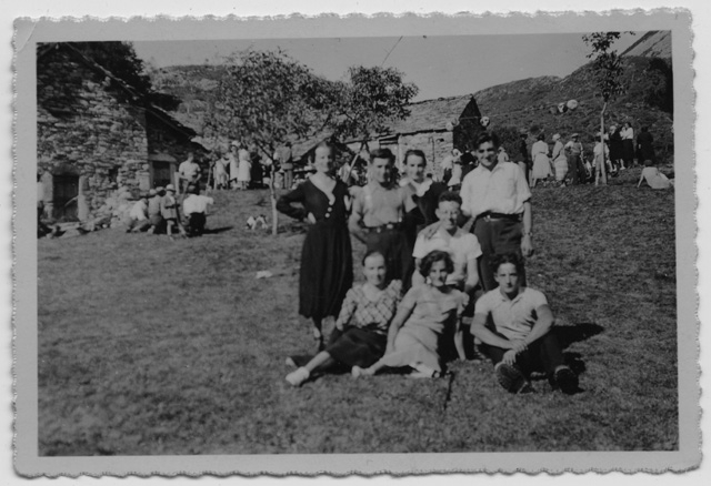 Gruppo di persone alla festa sui monti di Condra (?)