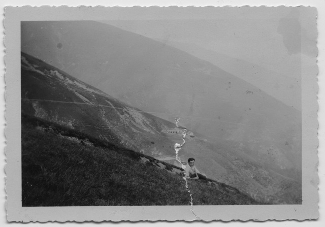 Ritratto di uomo davanti all'alpe Rompiago