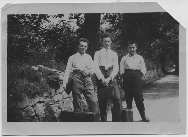 Ritratto di tre ragazzi con valigie