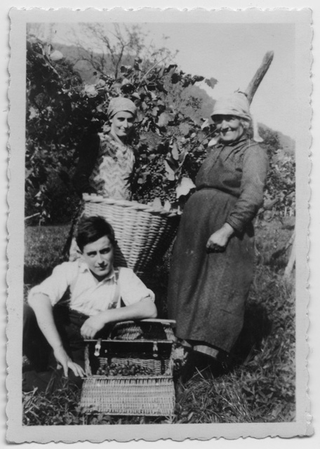 Maria Menghetti, Antonia Rovelli e Giuseppe Lepori nella vigna