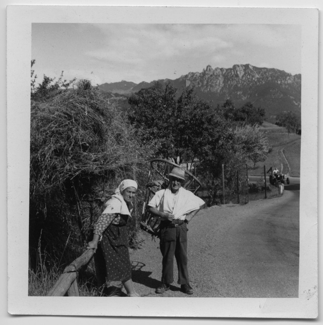 Giuseppe e Gilda Lepori durante un trasporto di fieno