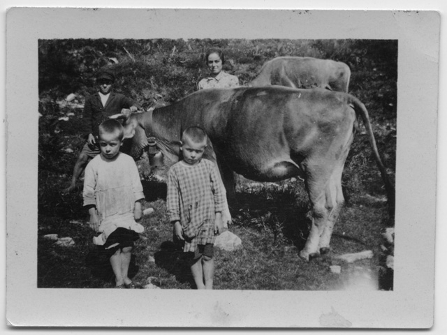 Gilda Lepori e bambini sui monti di Brena