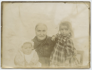 Ritratto di anziana con due bambine