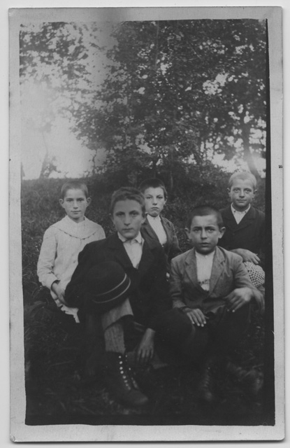 Cinque ragazzi su un prato