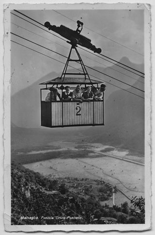 Gruppo di persone sulla funivia di Malvaglia