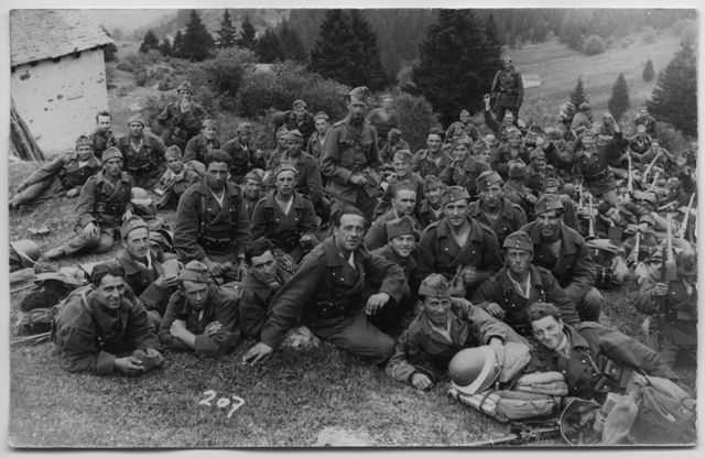 Gruppo di soldati in posa