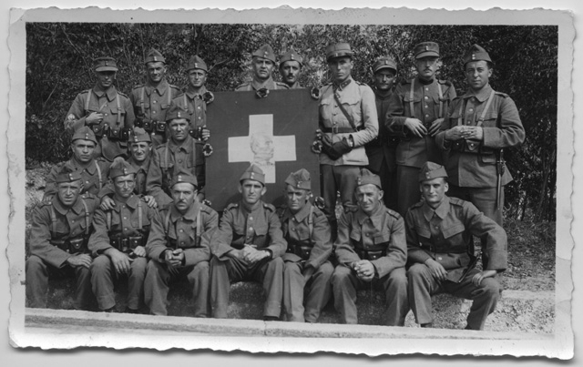 Gruppo di soldati con bandiera