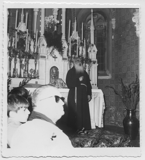 Frate durante la messa per il 50º della chiesa di Sant'Antonio da Padova