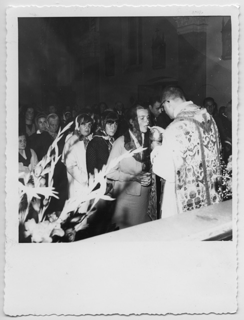 Comunione durante la messa per il 50º della chiesa di Sant'Antonio da Padova