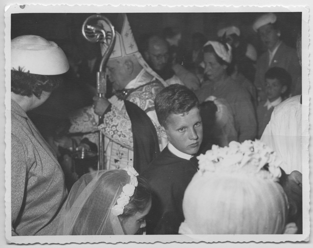 Benedizione del vescovo durante la celebrazione della Prima Comunione