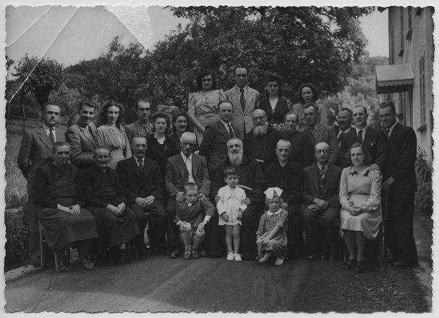 Famiglia Airoldi in posa per il 50º della consacrazione monastica di Padre Fedele Airoldi da Vaglio