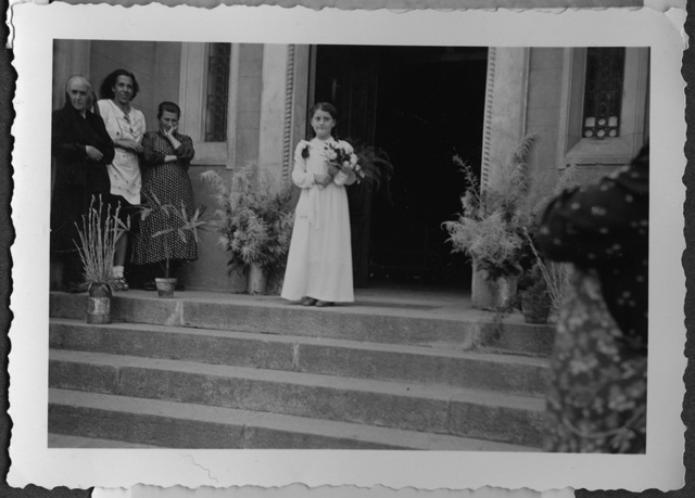 Bambina sulla porta della chiesa per l'arrivo del matrimonio di Carmen Airoldi e Attilio Quadri