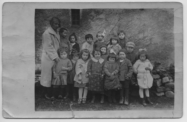 Bambini dell'asilo di Vaglio con la maestra Antonietta Riva-Besomi
