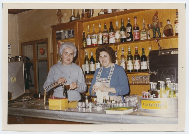 Enrica Riva e Carmen Mini-Riva al bancone del ristorante Riva