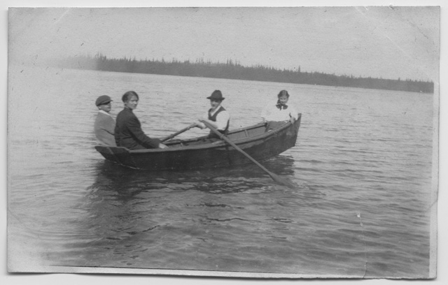 Gruppo su una barca in un lago
