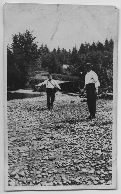 Due emigranti su una spiaggia di Seattle