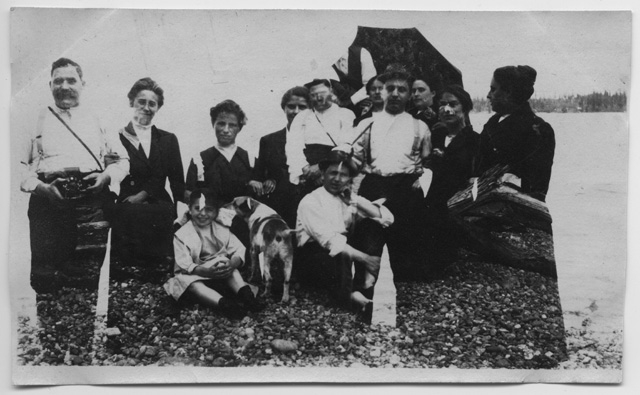 Gruppo sulla sponda di un fiume a Seattle