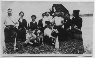 Gruppo sulla sponda di un fiume a Seattle