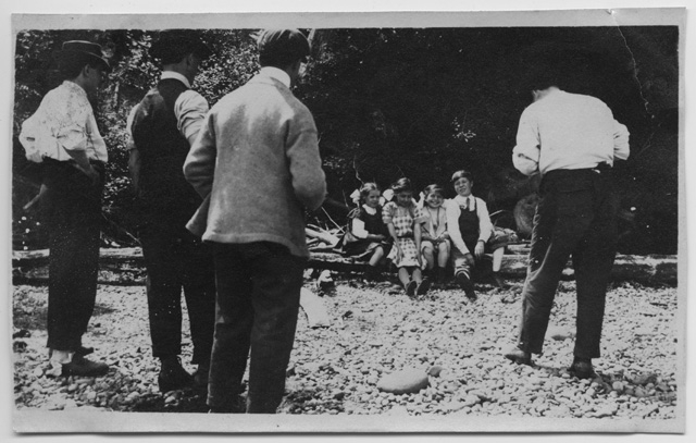 Ritratto di bambini seduti su un tronco