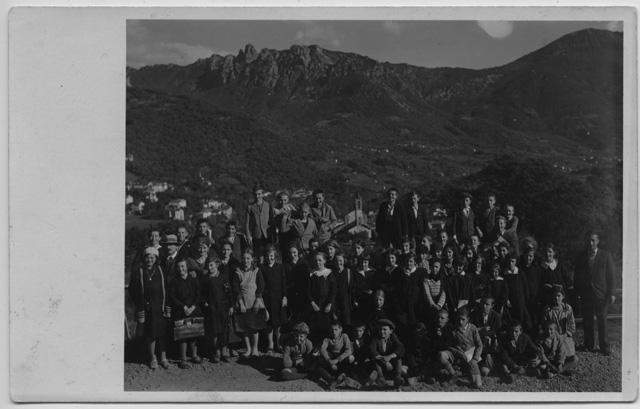 Classe di Scuola Maggiore in posa a Tesserete