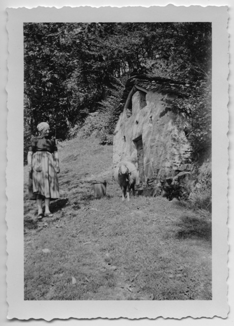 Donna davanti a un cascino