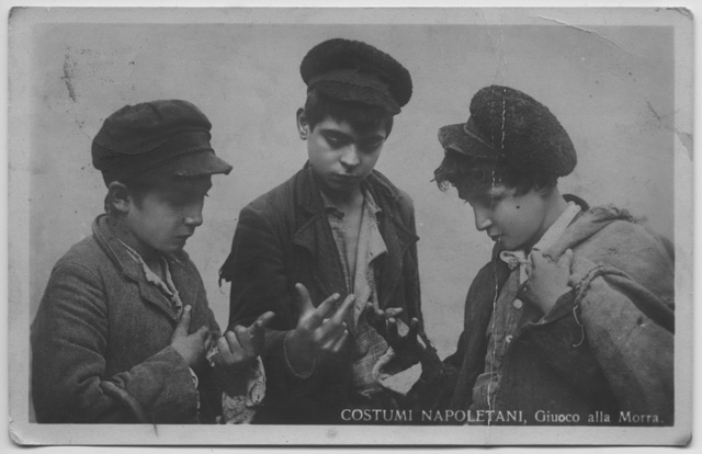 Tre ragazzi napoletani che giocano alla morra