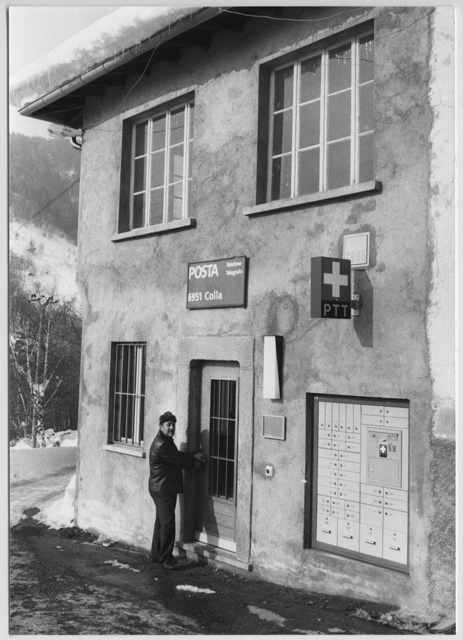Eros Moresi davanti all'ufficio postale di Colla