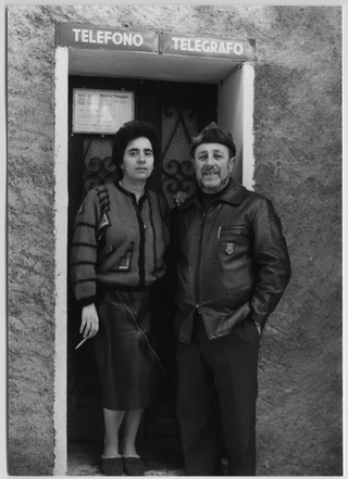 Eros Moresi con la moglie davanti all'ufficio postale di Colla