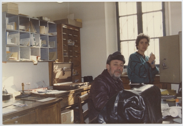 Eros Moresi al lavoro nell'ufficio postale di Colla