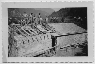 Gruppo di soldati al lavoro su un tetto