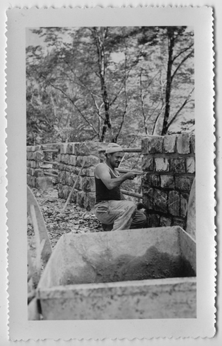 Operaio al lavoro nell'intonacatura di un muro