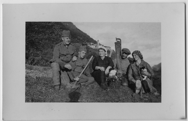 Tre militari e due donne in posa sui monti di Palagnedra